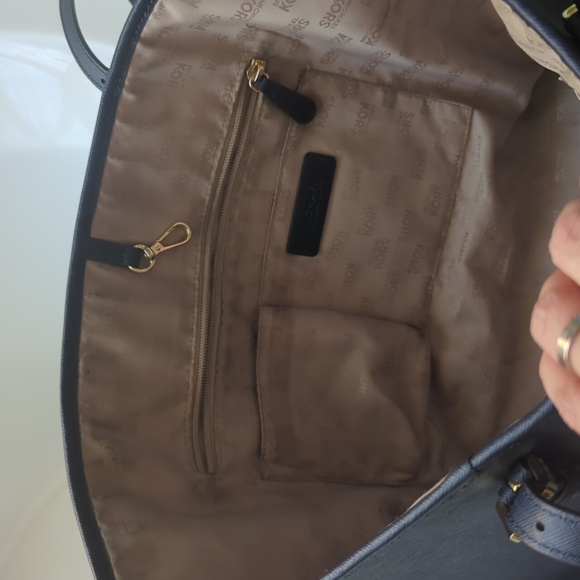 Michael Kors Jet Set Tote - Picture 9 of 12